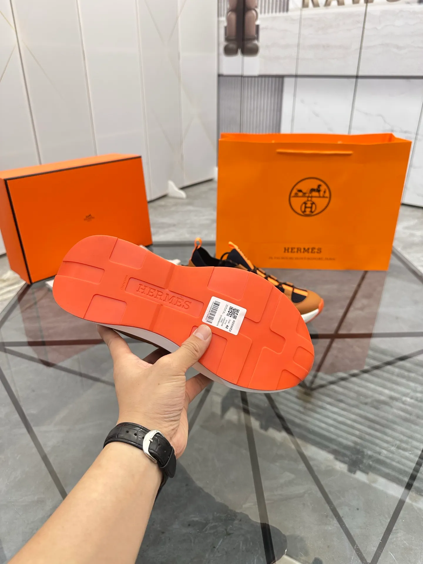 Men's shoes for sale 💰: 💰P660¥ High-end top quality Product trademark: Hermes *"Hermès*" low-top casual shoes Regular size: 38-45 (can be customized to 46) Product materials: upper imported first-layer cowhide stitched with original fabric, original rubber sheet, breathable lining, cowhide foot pads, original outsole. No.: 001